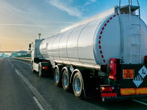 transporte de combustible con camion cisterna - academia del transportista