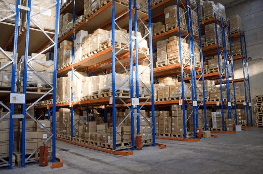 almacén en el transporte por mercancías